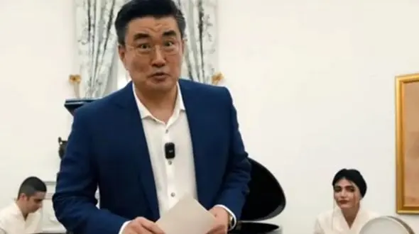 فیلم آوازخوانی فارسی سفیر کره جنوبی آهنگ معروف پرسون پرسون اومدم درخونتون ! / حرفه ای تر از خوانندگان ایرانی می خواند ! 