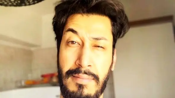 فیلم آواز خوانی بهرام افشاری /  آهنگ روم زوم کنی، بوم بوم کنه قلبم؛ وسط صف نونوایی ترکوند!