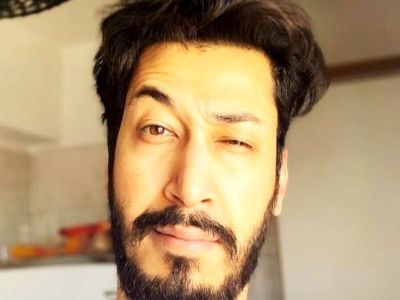 فیلم آواز خوانی بهرام افشاری /  آهنگ روم زوم کنی، بوم بوم کنه قلبم؛ وسط صف نونوایی ترکوند!