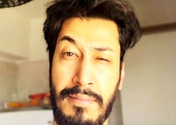 فیلم آواز خوانی بهرام افشاری /  آهنگ روم زوم کنی، بوم بوم کنه قلبم؛ وسط صف نونوایی ترکوند!