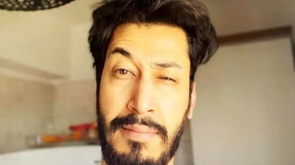 فیلم آواز خوانی بهرام افشاری /  آهنگ روم زوم کنی، بوم بوم کنه قلبم؛ وسط صف نونوایی ترکوند!