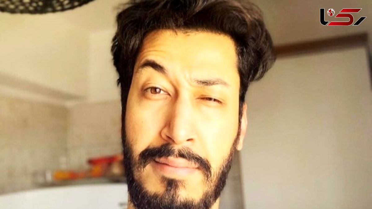 فیلم آواز خوانی بهرام افشاری / آهنگ روم زوم کنی، بوم بوم کنه قلبم؛ وسط صف نونوایی ترکوند!