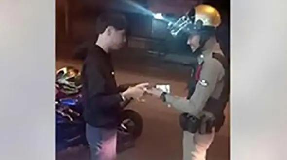 صحنه زیبایی که پلیس در هنگام جریمه کردن خلق کرد!+ عکس