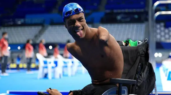 شگفتی سازی شناگر برزیلی، بدون دست و پا + فیلم 