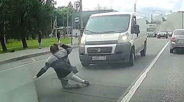 عاقبت بی توجهی زن روس هنگام عبور از عرض خیابان + فیلم