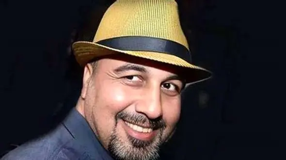 عکس دیده‌نشده از رضا عطاران در سال ۱۳۸۴؛ لحظه‌ای که با «نگاه خاص و خنده‌آورش» آماده نقش‌آفرینی ماندگار بود! / نوستالژیِ متهم گریخت