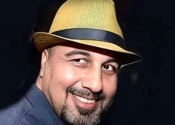 عکس دیده‌نشده از رضا عطاران در سال ۱۳۸۴؛ لحظه‌ای که با «نگاه خاص و خنده‌آورش» آماده نقش‌آفرینی ماندگار بود! / نوستالژیِ متهم گریخت