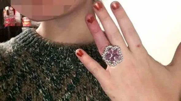 اقدام احمقانه یک زن برای خرید حلقه عروسی+ عکس