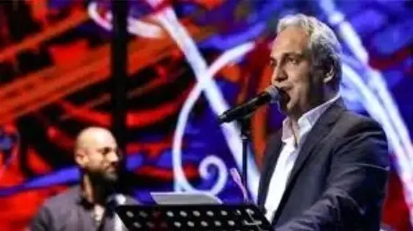 فیلم آواز شاد/ مهران مدیری با امشب شب مهتابه حبیبم رو میخوام کنسرتو ترکوند/ اجرای بینظیرش 