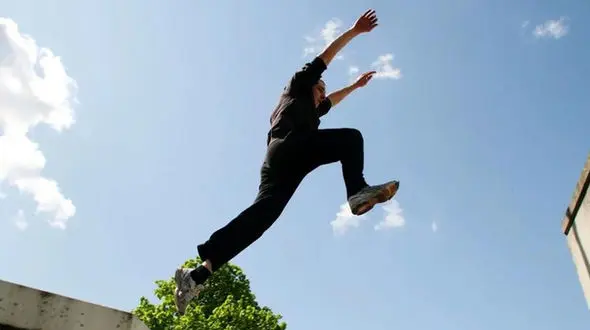 ببینید / اقدام جنون آمیز پارکورباز مشهدی؛ پریدن از پل عابر بر روی اتوبوس!