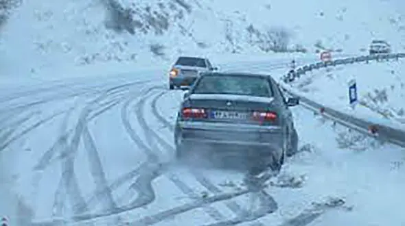 ببینید / زمین‌گر شدن خودروها در کولاک و برف + فیلم