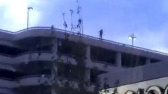 زن جوان از پشت بام پارکینگ طبقاتی خود را به پایین پرت کرد + فیلم و عکس