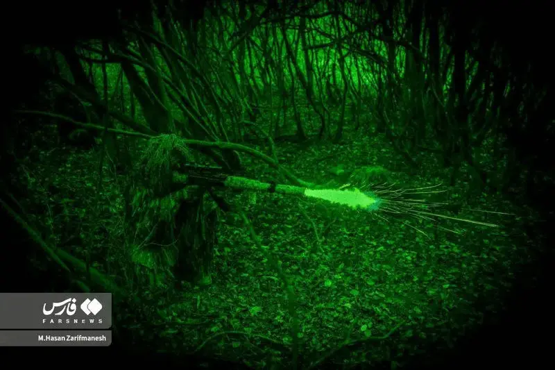 تمرین و آموزش های تخصصی رزم در جنگل توسط بسیجیان یگان ویژه فاتحین تهران بزرگ در جنگل‌های شمال کشور