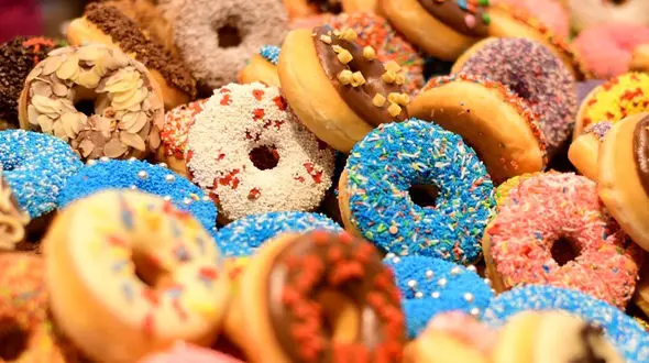 زن جوان کامیونی با ۱۰ هزار دونات را سرقت کرد! 