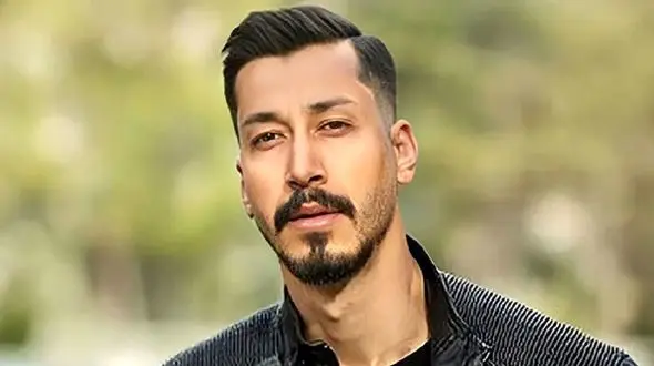 فیلم آواز شاد / بهرام افشاری توی میدان آزادی چه رقص و بزن و بکوبی راه انداخته!