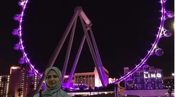 عکس یادگاری مجری زن مشهور ایرانی با وسیله بازی غول پیکر در کشور آمریکا +عکس 