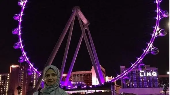 عکس یادگاری مجری زن مشهور ایرانی با وسیله بازی غول پیکر در کشور آمریکا +عکس 