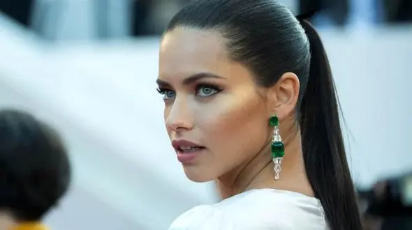 این خانم مدل زیبای برزیلی فوتبال جهان را آشفته کرد ! / علت اعتراضات شدید ؟!