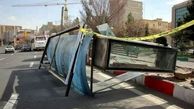 تندباد 80 کیلومتری ایستگاه اتوبوس را در تبریز از جا کند + عکس 