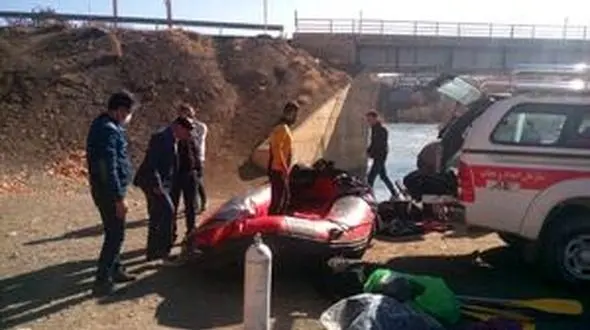 7 ساعت نفسگیر غواصی در آب های سرد برای یافتن پیکرکودک 3 ساله در اصفهان 