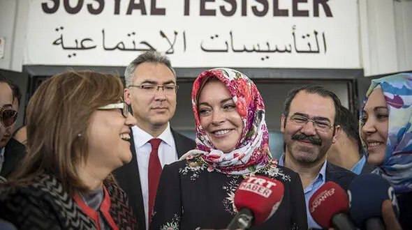 برخورد زشت مسوولان فرودگاه به خاطر پوشش بازیگر زن مشهور+عکس