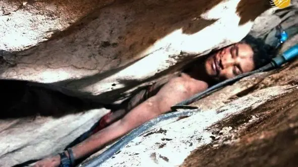 سرنوشت مردی که 4 روز بدون آب و غذا بین دو صخره گیر کرد + تصاویر وحشتناک