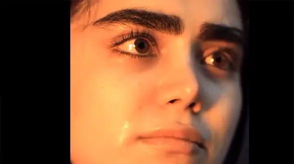 جنجال خانم بلاگر ایرانی که روی دست بازیگران زد  / هم زیبا هم فوق حرفه ای!