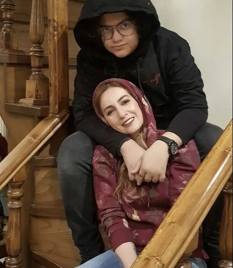 نگاهی به دکوراسیون راه پله خانه شقایق دهقان به سبک سنتی و تمام چوب که آدم رو یاد خونه های قدیمی و باصفا میندازه