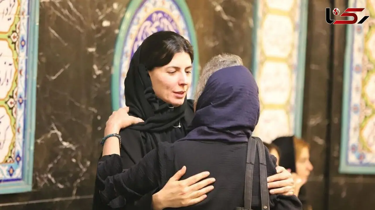 فیلم/ عرض تسلیت و دلگرمی دادن بازیگران و هنرمندان به لیلا حاتمی در مراسم ختم مادرش؛ پارسا پیروزفر، هانیه توسلی، نوید پورفرج، رحیم بامداد خمار، علی شادمان و دیگر بازیگران