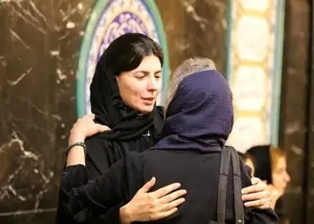 فیلم/ عرض تسلیت و دلگرمی دادن بازیگران و هنرمندان به لیلا حاتمی در مراسم ختم مادرش؛ پارسا پیروزفر، هانیه توسلی، نوید پورفرج، رحیم بامداد خمار، علی شادمان و...