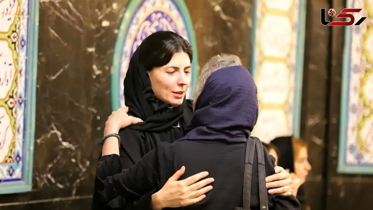 فیلم/ عرض تسلیت و دلگرمی دادن بازیگران و هنرمندان به لیلا حاتمی در مراسم ختم مادرش؛ پارسا پیروزفر، هانیه توسلی، نوید پورفرج، رحیم بامداد خمار، علی شادمان و...