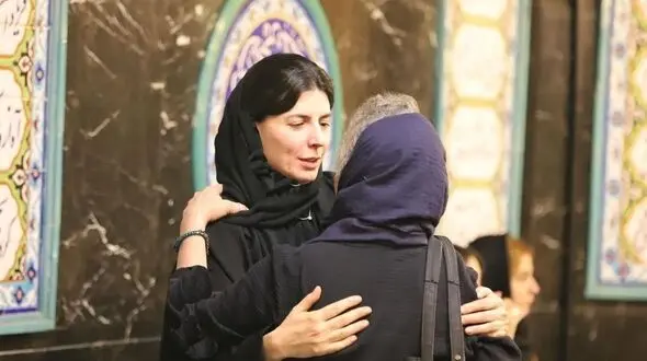 فیلم/ عرض تسلیت و دلگرمی دادن بازیگران و هنرمندان به لیلا حاتمی در مراسم ختم مادرش؛ پارسا پیروزفر، هانیه توسلی، نوید پورفرج، رحیم بامداد خمار، علی شادمان و دیگر بازیگران