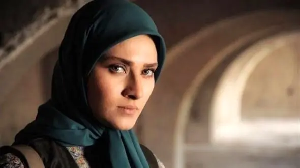 نگاهی به گوشه دنج خانه ساناز سعیدی آرام سریال از سرنوشت ؛ میزی ساده با گلدانی مینیمال و منظره ای به زیبایی بهشت