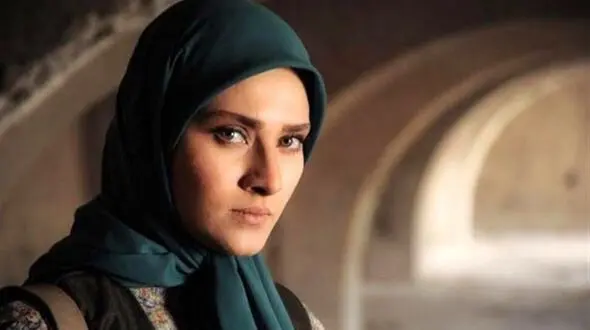 نگاهی به گوشه دنج خانه ساناز سعیدی آرام سریال از سرنوشت ؛ میزی ساده با گلدانی مینیمال و منظره ای به زیبایی بهشت