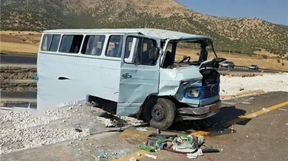 تصادف خونین مینی‌بوس با پژو 405 یزد