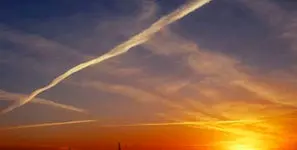 فیلم لحظه گریز ناامیدانه جنگنده دشمن از موشک‌ های پدافندی ایران