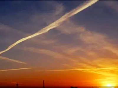 لحظه گریز ناامیدانه جنگنده دشمن از موشک‌ های پدافندی ایران