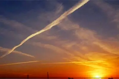 فیلم لحظه گریز ناامیدانه جنگنده دشمن از موشک‌ های پدافندی ایران