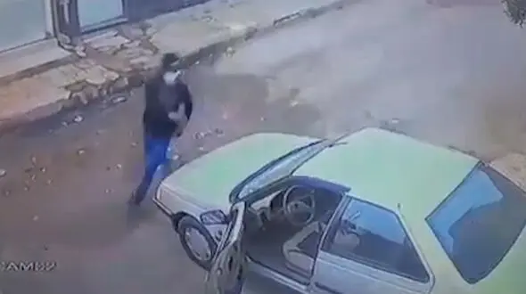 فیلم صحنه سرقت احمقانه پژو 405 در روز روشن / دزد جوان کتک مفصلی خورد
