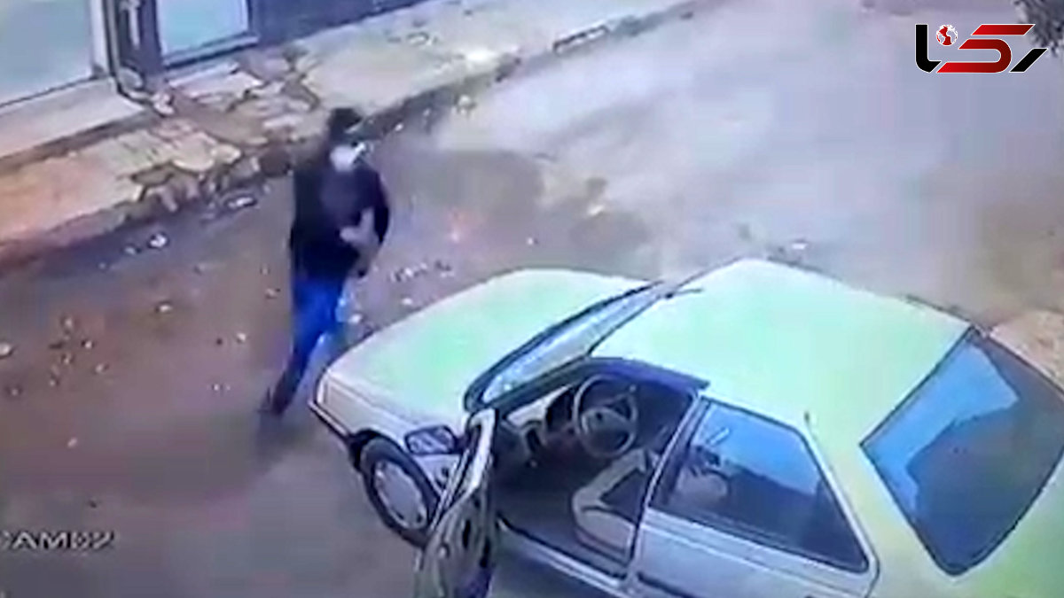 فیلم صحنه سرقت احمقانه پژو 405 در روز روشن / دزد جوان کتک مفصلی خورد
