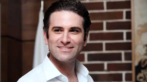 فیلم آوازخوانی محشر و دلنشین هوتن شکیبا، امیر سریال تاسیان/ تشویق دختران که مبهوت ماندند