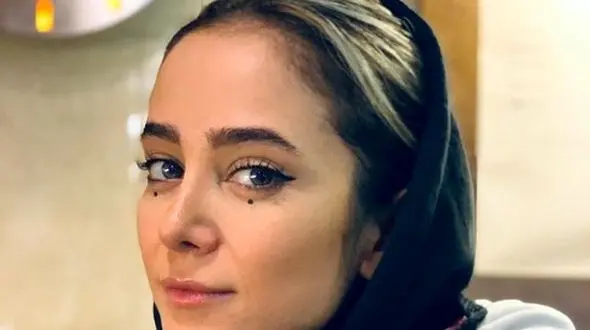 عکس النازحبیبی با کت و شلوار در کافه لاکچری