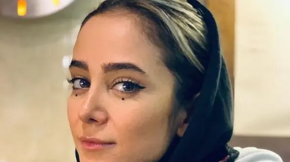 عکس النازحبیبی با کت و شلوار در کافه لاکچری