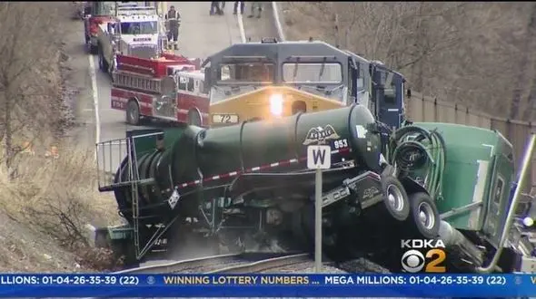 برخورد قطار با کامیون حامل اسید در آمریکا + عکس