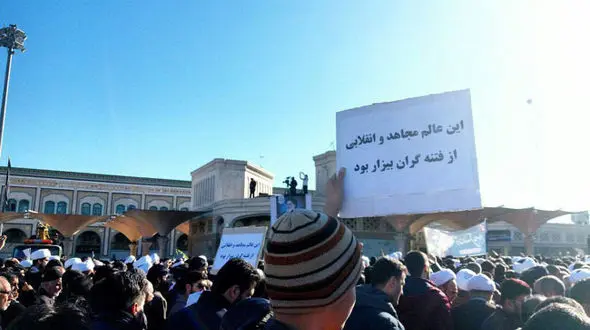 یک پیام خاص روی پلاکاردی در تشییع آیت الله هاشمی شاهرودی+عکس
