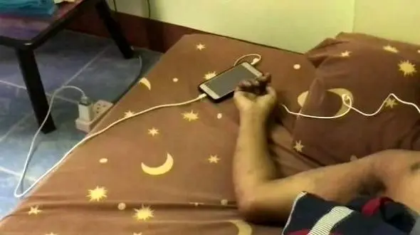 شارژ موبایل باعث مرگ مردی 29 ساله شد+عکس