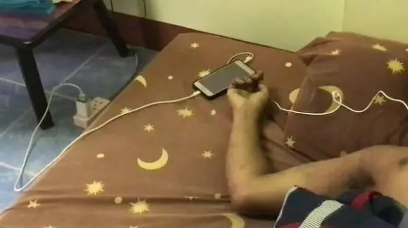 شارژ موبایل باعث مرگ مردی 29 ساله شد+عکس