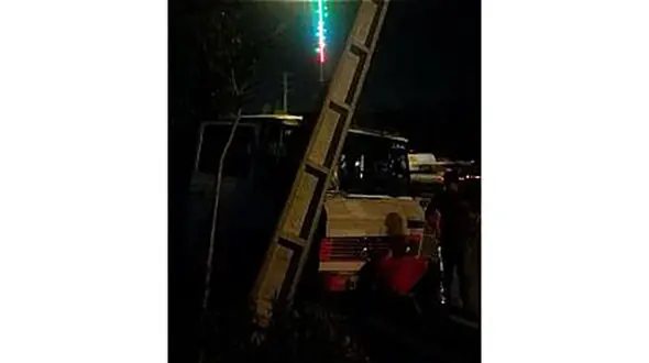 تصادف خونین مینی بوس با تیر برق