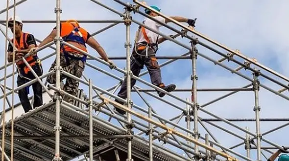 ببینید / پخش شدن یک مرد روی زمین بعد از سقوط از بالای داربست