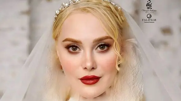 عکس / رونمایی آرام جعفری تازه عروس سینما از چکمه های قرمز و تیپ و استایل پاییزی اش 